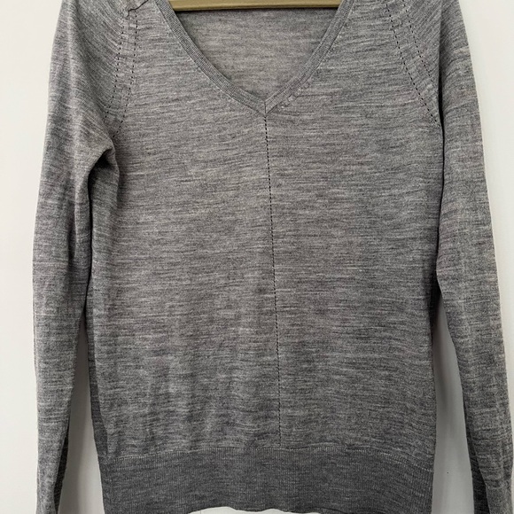 LOFT Gray V-Neck Wool Blend Sweater Size Medium - Picture 2 of 13